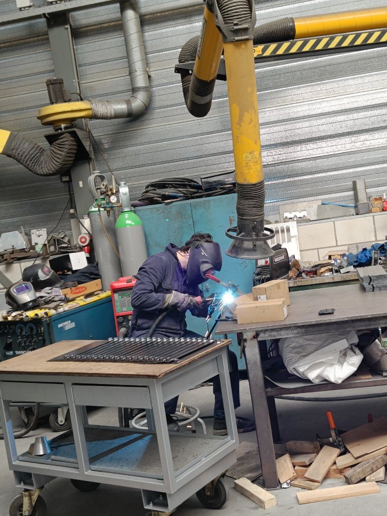 Lassen met afzuigarm in de werkplaats